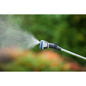 LUX 4-Wege Gießstab Comfort beim Bewässern, mit 4 Strahlarten für Garten und Pflanzen.
