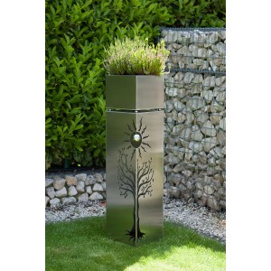 Edelstahl Pflanzsäule Buche mit Baum- und Sonnenmotiv für den Garten.