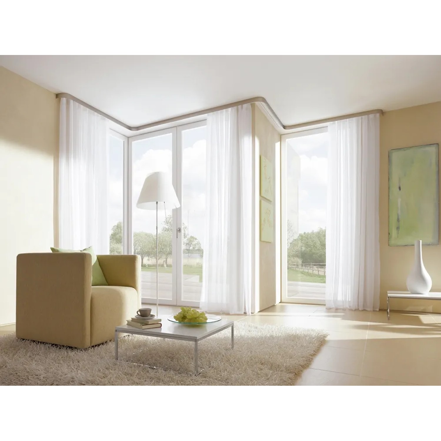 Wohnraum mit weißer, 2-läufiger Gardinia Vorhangschiene GE2 (250 cm) mit weißen Vorhängen.