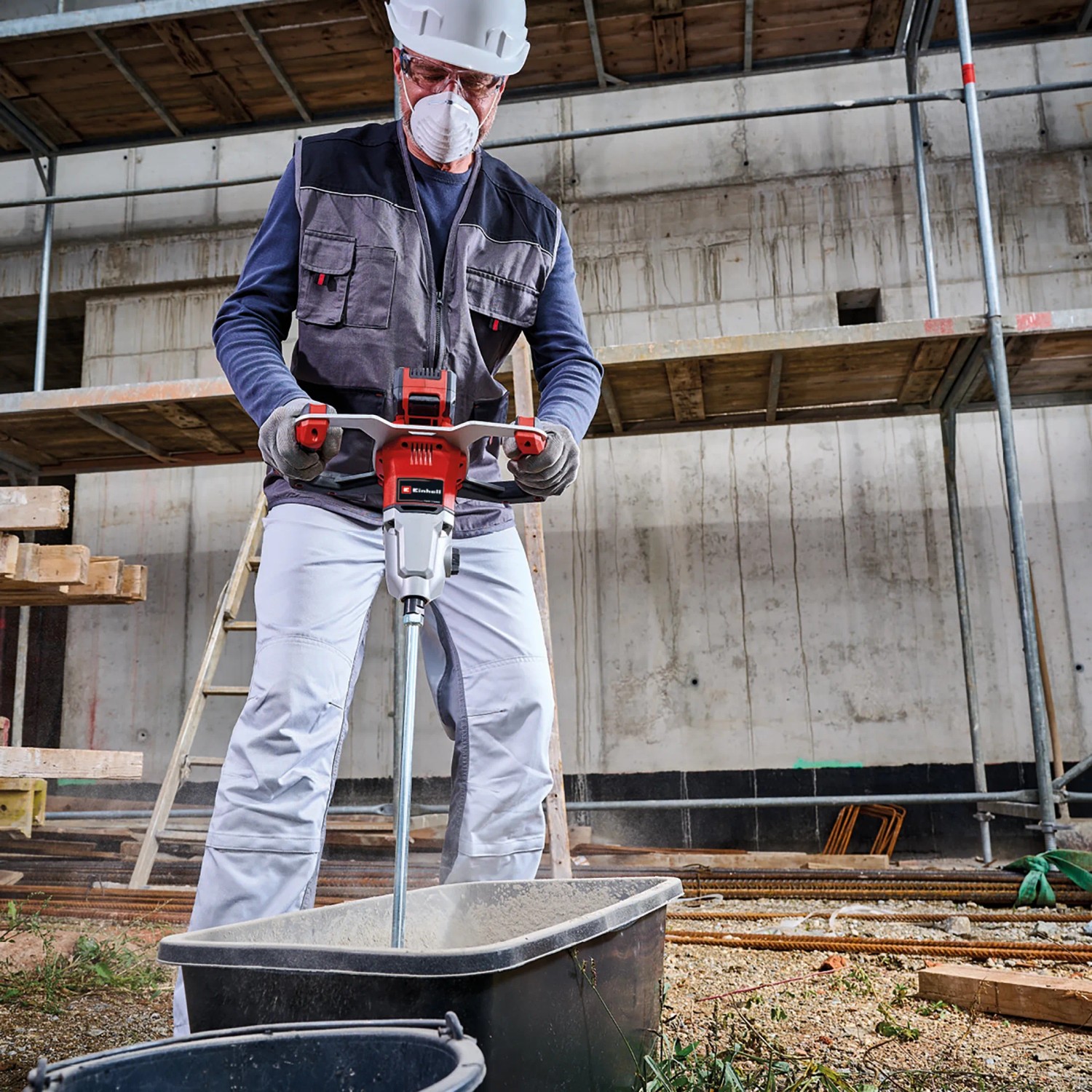 Einhell Akku-Mörtelrührer TP-MX 18-2 Li Bl-Solo beim Anmischen von Mörtel auf einer Baustelle.
