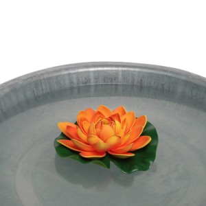 Schwimmende, orangefarbene Deko-Seerose (Ø 18cm) als Gartendeko im Wasser.