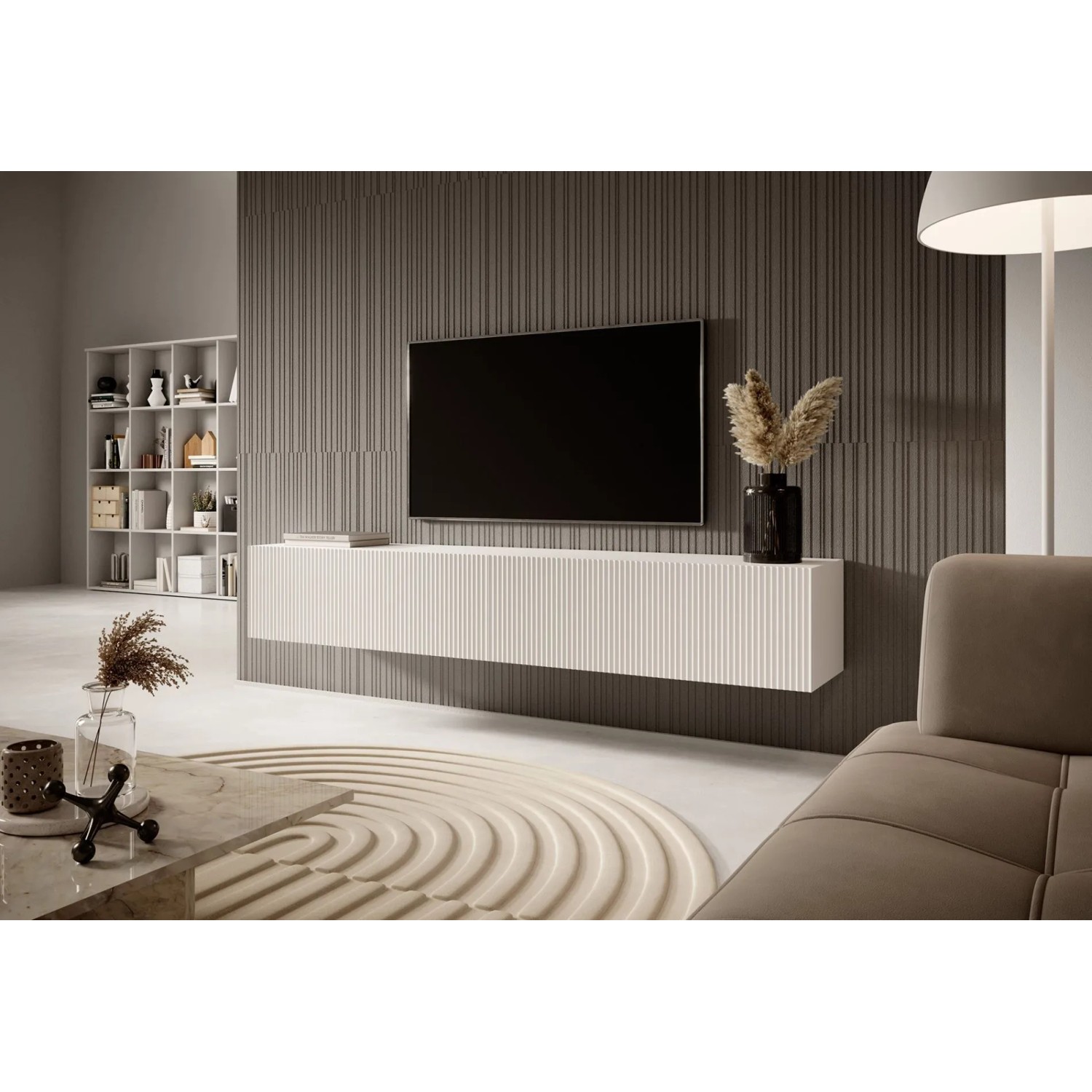 Modernes weißes Selsey TV-Hängeboard Veldio mit geriffelter Lamellenfront, 175 cm, schwebend unter einem TV im Wohnzimmer.