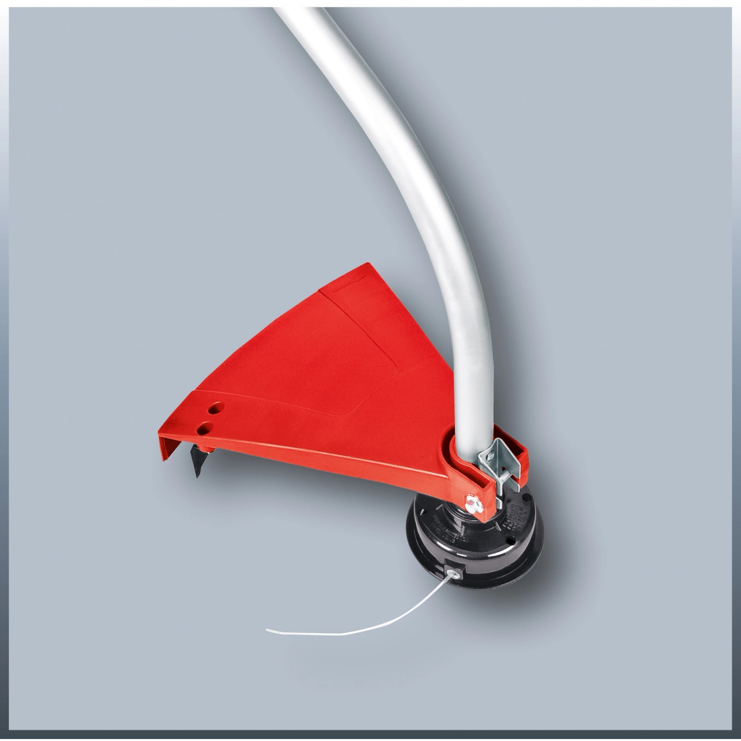 Detailaufnahme des Einhell Benzin-Rasentrimmers GC-PT 2538 I AS mit roter Schutzhaube und Trimmerfaden.