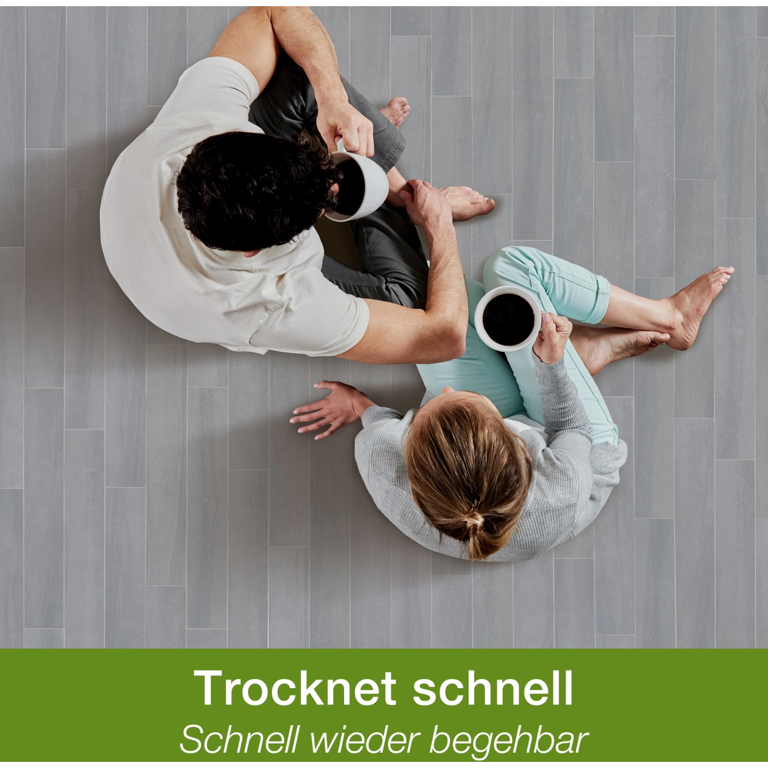 Paar sitzt auf gereinigtem Steinboden mit Bona Reiniger. Schnelle Trocknung.