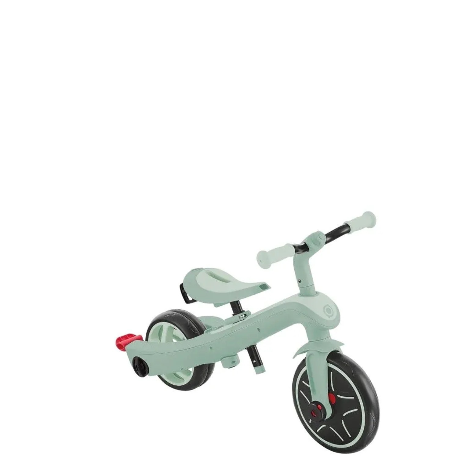 Pistazienfarbenes Globber Explorer Trike 4in1 Kinderdreirad mit roten Pedalen und verstellbarem Sitz.