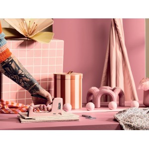 Rapid Handtacker R53 Ljung in Altrosa bei der Anwendung auf Stoff.