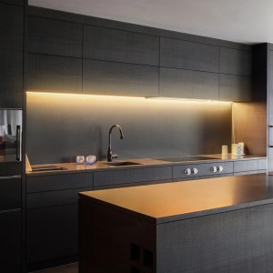 Moderne Küche mit Brilo LED-Strip COB Warmweiß unter Hängeschränken für stimmungsvolle Beleuchtung.