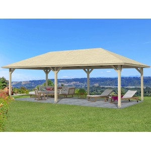 Unbehandelter Skan Holz Pavillon Orleans 3 im Garten mit Sitzmöbeln und Liegen unter blauem Himmel.