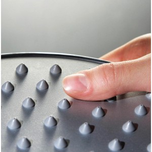 Detailaufnahme der Schulte Kopfbrause (eckig) in Chrom mit Gumminoppen zur einfachen Reinigung.