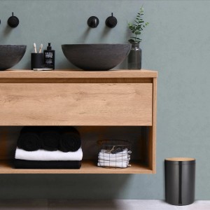 Mattschwarzer MSV Kosmetikeimer Oslo, 5 l, mit Bambusdeckel im modernen Badezimmer.