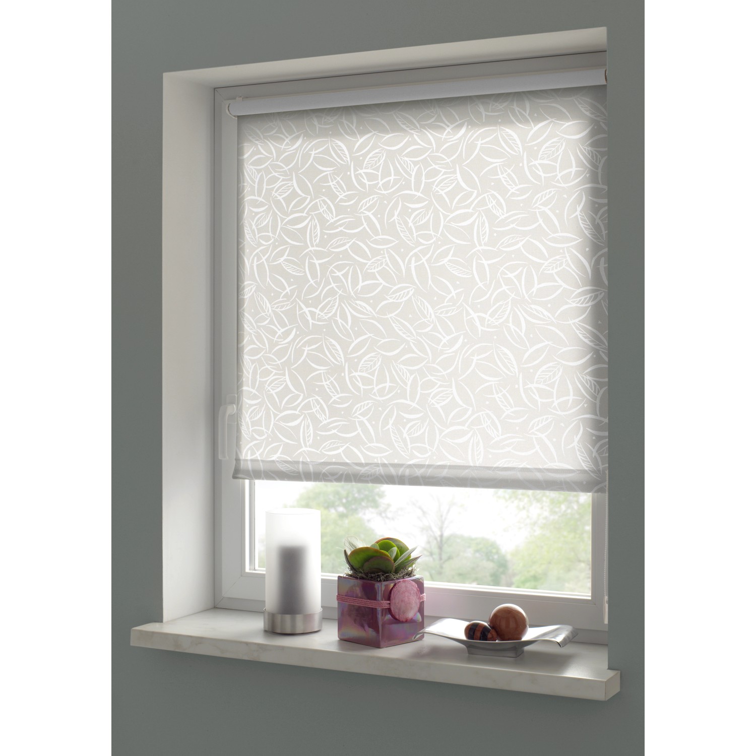 Gardinia EasyFix Rollo Jahreszeit, 60x150 cm, weiß mit Blattmuster, am Fenster.