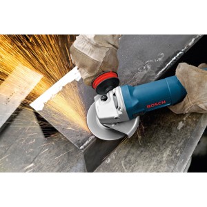 Bosch Professional Winkelschleifer GWS 1400 beim Trennen von Metall mit Funkenflug. Leistungsstarke Schleifmaschine.