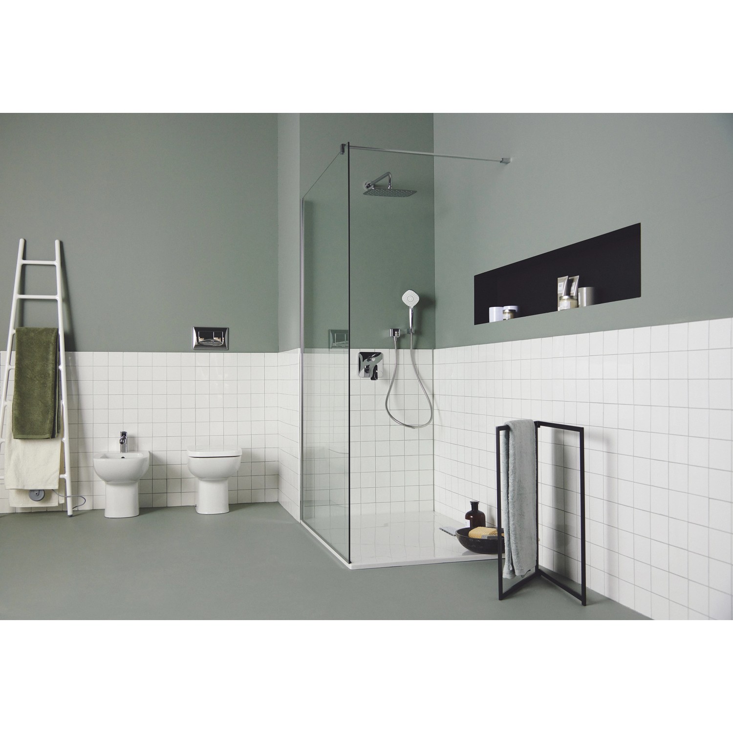 Eckiger Ideal Standard Brausehalter Idealrain Atelier in Chrom im modernen Badezimmer.