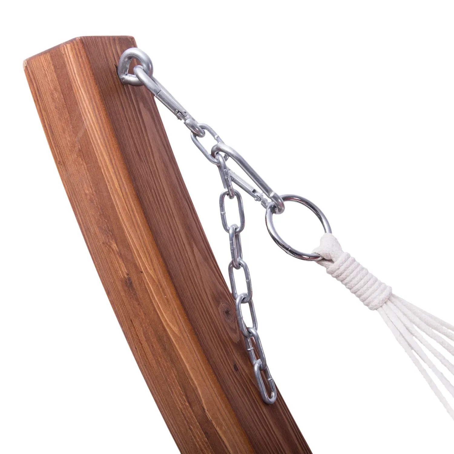 Detailaufnahme Holzgestell mit Kette und Aufhängung der roten Axi Hängematte Hawaii.
