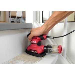 Skil Multischleifer 7261DA in Aktion beim Schleifen einer Treppe.