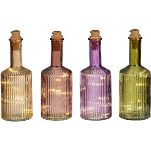 Farbsortierte Mica Decorations LED-Flaschen (Braun, Grün, Lila, Hellbraun), Ø 8 cm, mit warmweißen Lichtern.