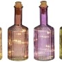 Farbsortierte Mica Decorations LED-Flaschen (Braun, Grün, Lila, Hellbraun), Ø 8 cm, mit warmweißen Lichtern.