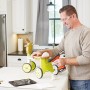 Mann benutzt Black+Decker Akku-Heißklebepistole zum Basteln an einem Holzspielzeug.