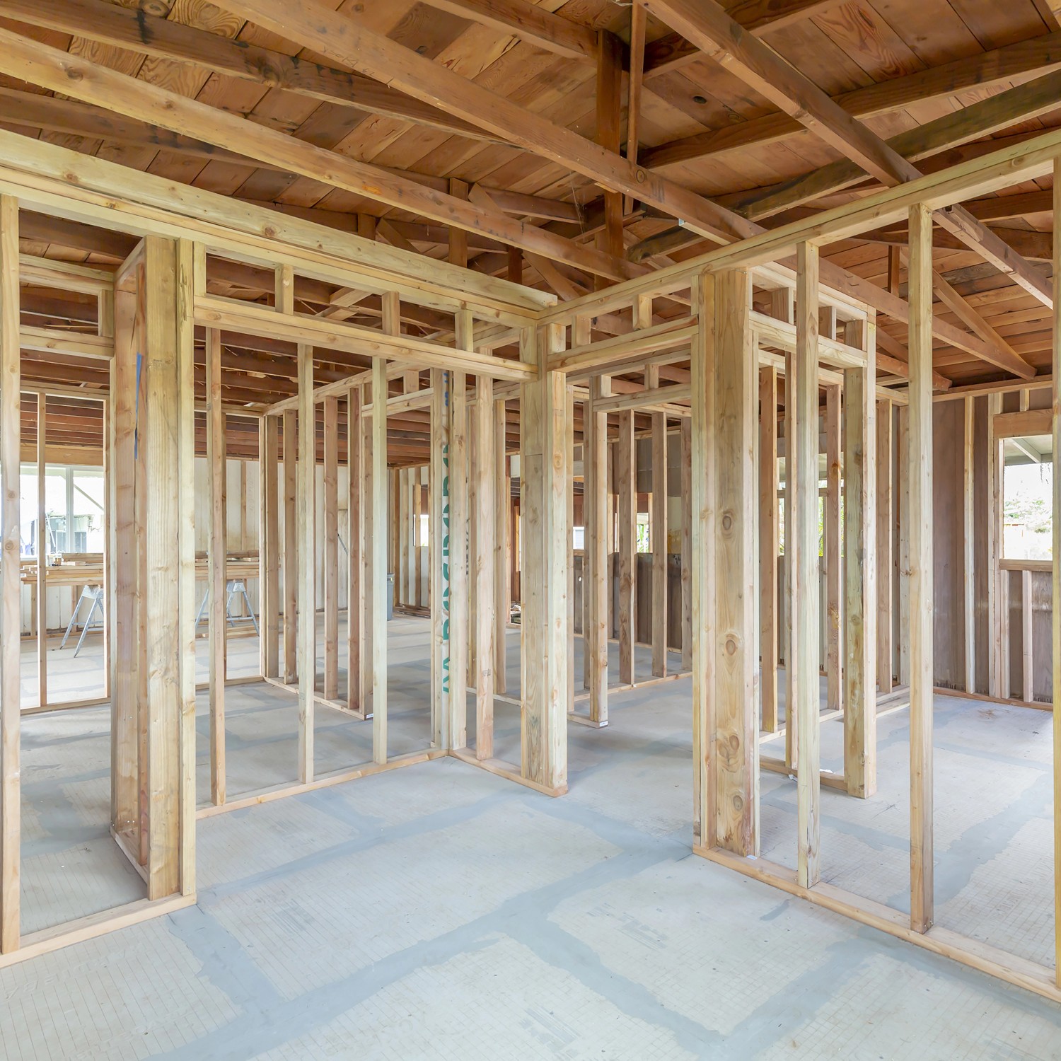 Holzrahmenbau mit Konstruktionsholz aus Douglasie, 2,8x4,5x300 cm, für den Innenausbau.