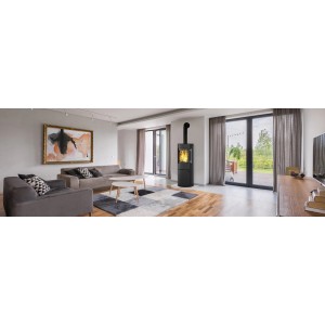 Schwarzer Kleining Lugano Kaminofen (6 kW) mit Automatik in modernem Wohnzimmer.