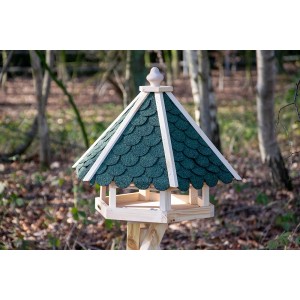 Sechseckiges Vogelhaus mit grünen Bitumen-Dachschindeln von Dobar, FSC®-zertifiziert.