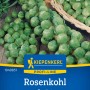Kiepenkerl Rosenkohl Cryptus Saatgut. Frische, dunkelgrüne Rosenkohlröschen auf Holz, teils im Korb. Gemüsesamen.
