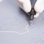 Dremel Holzbearbeitungs-Set in Nutzung: Gravur einer Weltkarte auf Holz.