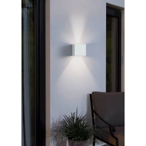 Weiße Eglo LED Wandleuchte Barcarola-E für Außen, mit Up-and-Down-Light Effekt.