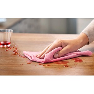 Vileda Actifaser Universaltuch reinigt Tisch mit verschüttetem Getränk. 2er Pack Reinigungstücher.
