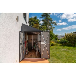 Graues Spacemaker Metall-Gerätehaus (2,4 m²) mit geöffneten Türen, gefüllt mit Gartengeräten und einem Fahrrad.