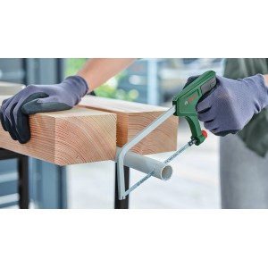 Bosch Bügelsäge beim Sägen eines Rohrs. Universal-Sägeblätter für präzise Schnitte.
