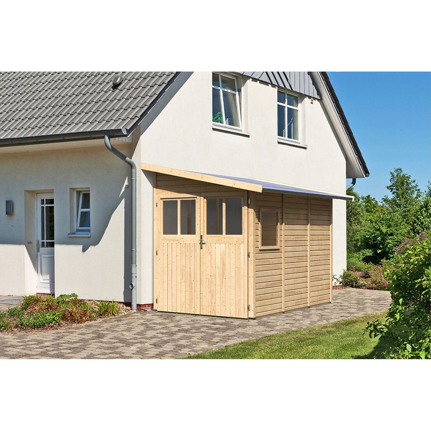 Unbehandeltes Karibu Holz-Gartenhaus Kristiansund mit Pultdach, 178x265 cm, an Hauswand montiert.