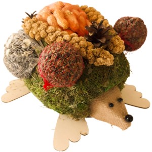 Vogelfutter-Igel aus Naturmaterialien, ca. 30x25 cm, mit Nüssen, Saaten und Hirsekolben.
