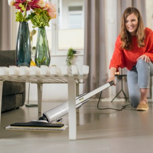 Frau nutzt Kärcher Dampfreiniger SC 2 Upright (weiß-schwarz) auf Hartboden.
