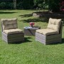 Beige Lounge-Rückenkissen auf grauen Rattan-Gartenstühlen im Grünen. Mit Paspelierung, für Gartenmöbel.