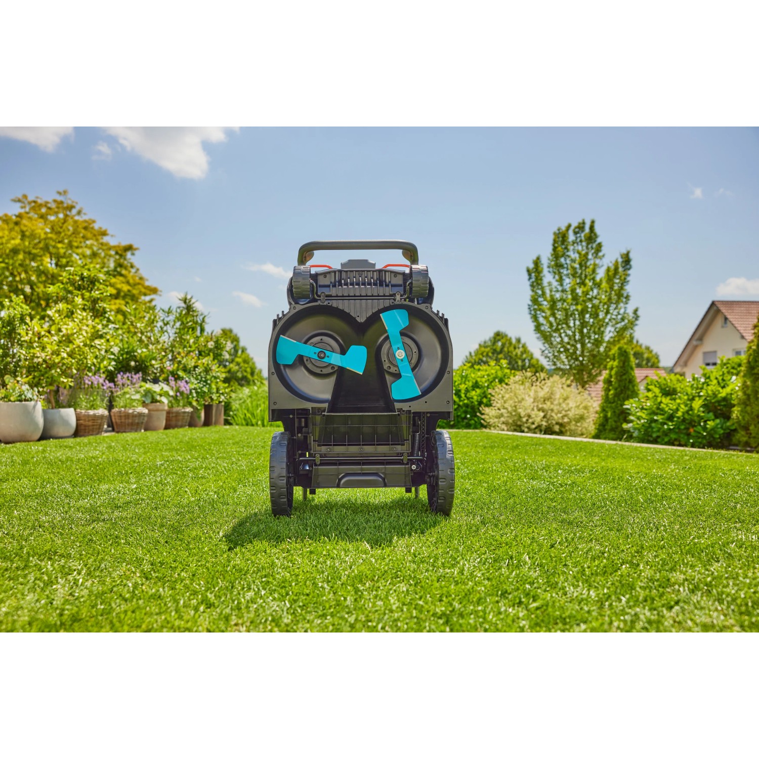 Gardena Akku-Rasenmäher PowerMax Duo 46/36V mit zwei blauen Messern auf Rasen.