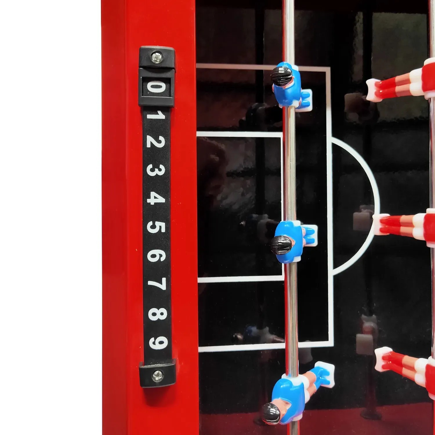 Detailansicht: Roter Kühlwagen mit integriertem Tischfußball und Torzähler.