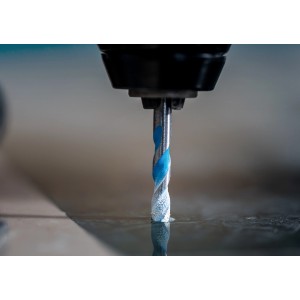 Bosch Expert Multi Construction Bohrer CYL-9, 10mm, im Einsatz. Universalbohrer mit blauen Spiralen.