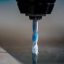Bosch Expert Multi Construction Bohrer CYL-9, 10mm, im Einsatz. Universalbohrer mit blauen Spiralen.