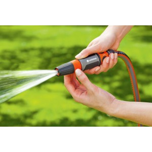 Gardena Reinigungsspritze in Aktion: Wasserstrahl und Handhabung im Fokus.