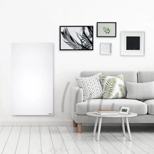 Weiße Vasner Hybrid-Infrarotheizung Konvi VE RX 1.200 W an Wand im Wohnraum.
