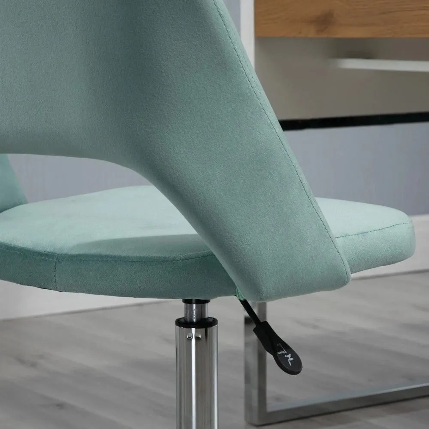 Grüner Bürostuhl mit Samtoptik aus Polyester. Höhenverstellbarer Schreibtischstuhl mit ergonomischem Design.