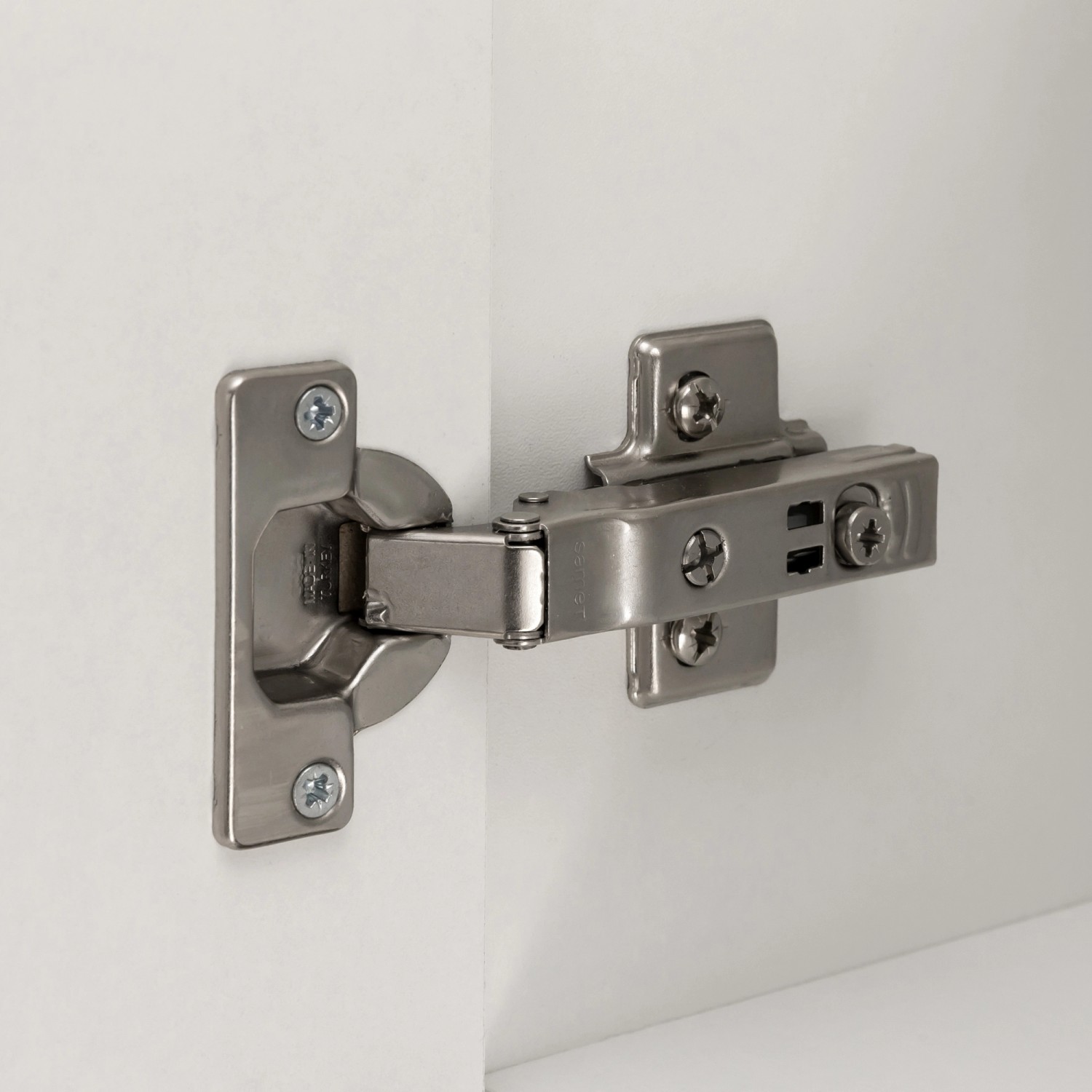 Detailaufnahme Scharnier am Held Möbel Kühl-Gefrierschrankumbau Sorrento.