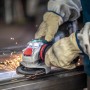 Bosch Expert Handgriff mit Vibration Control M10 im Einsatz beim Schleifen von Metall.