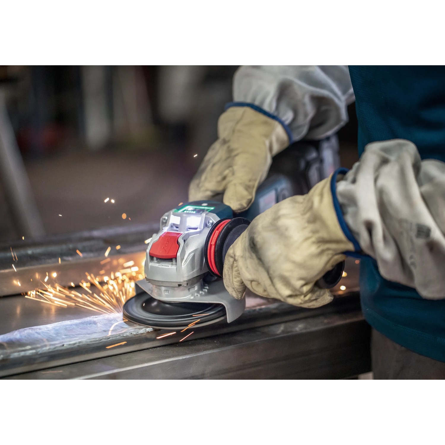 Bosch Expert Handgriff mit Vibration Control M10 im Einsatz beim Schleifen von Metall.