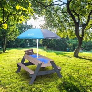 Axi Sand- und Wasser-Picknicktisch Nick grau-blau mit Sonnenschirm im Garten.