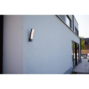 Moderne Lutec LED-Außenwandleuchte Kira, 1100 lm, anthrazitfarben an Hauswand.