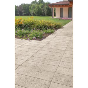 Häusler Woodstone Platte in Naturbeige, 50x50 cm, verlegt als Gehweg im Garten.