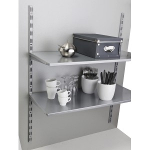 OBI Stahlblechböden, weiß-alu, 80x25cm, als Regalelement mit Geschirr und Deko.