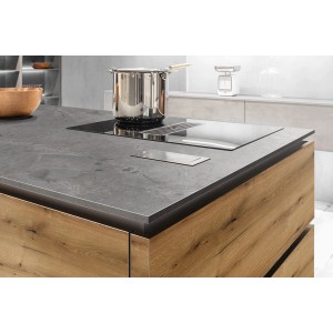 Kaindl Arbeitsplatte Atlantic Stone Graphite mit Kochfeld und Topf auf einer Kücheninsel.